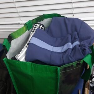 Bluekorat fill a bag